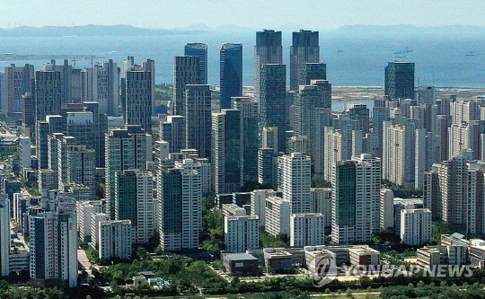 지난 15일 오후 인천시 연수구 동춘동 청량산에서 바라본 동춘동과 송도국제도시에 고층 아파트 건물들이 우뚝 서 있다. 연합뉴스